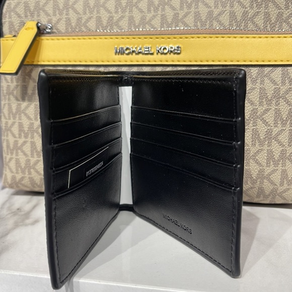 MICHAEL KORS MENS Cooper Graphic Logo Billfold Wallet 
Style# 36F2LCOF1V
CHILI - Picture 9 of 16